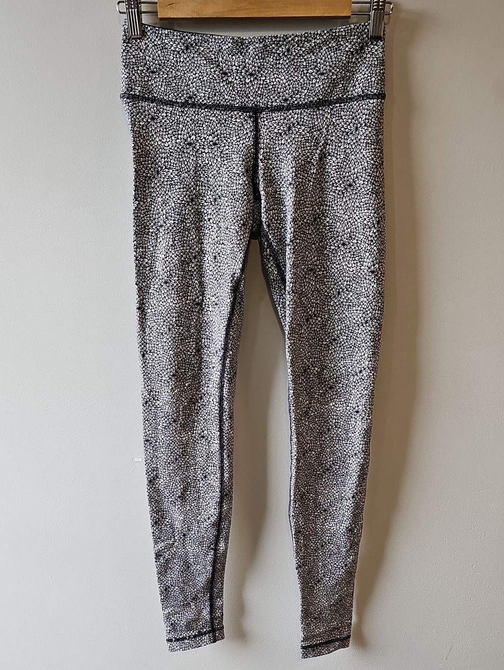 lululemon athletica Black and White Patterned Size 4 Leggings